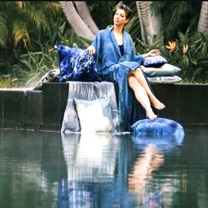 NEW Aviva Stanoff Luxury Pillow Sequin & Silk 16" x 16" Down Filled Throw Pillow